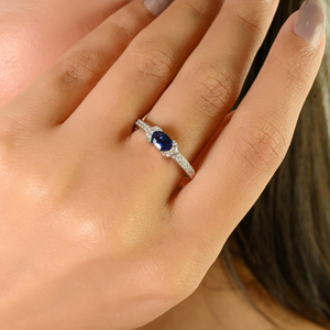 แหวนหมั้นดีไซน์คลาสสิกใหม่ ประดับไพลินสีน้ำเงินธรรมชาติและเพชร ทำด้วยมือจากทองคำขาว 14K เครื่องประดับอัญมณีมีค่า - Product Image 2