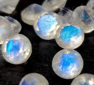 พลอยเทียมมูนสโตนสีรุ้งธรรมชาติขนาด12มม. เจียระไนคุณภาพระดับ AAA สีรุ้งแวววาวสีรุ้งธรรมชาติ - Product Image 1