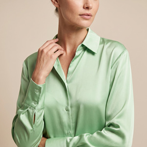 เสื้อเชิ้ตผ้าซาตินติดกระดุมแบบเรียบง่ายและพลิ้วไหว - Product Image 3