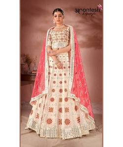 Elegante Lahenga Choli Pakistaní con Bordado Intenso y Trabajo de Espejos para Niñas, Vestido Indio de Lujo para Bodas y Fiestas - Product Image 6