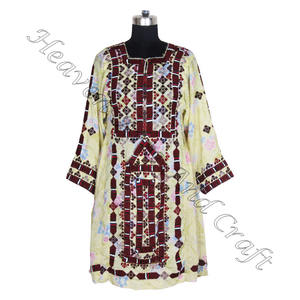 Vraie robe en soie tribale brodée robe BDR019 Vintage bohème du fournisseur indien Vintage fait à la main bohème Banjara robe - Product Image 3