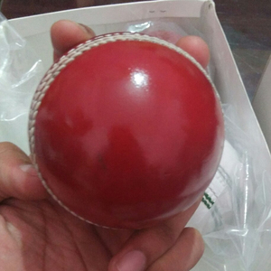 ลูกบอลคริกเก็ตสีแดงแบบแข็งเย็บด้วยมือทำจากหนังแข็งติดโลโก้ได้ตามต้องการ - Product Image 5