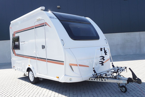 Mini-caravane noire en forme de larme avec salle de bain et cuisine pour le camping et les voyages, disponible à la vente - Product Image 1