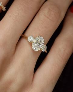 Anillo de compromiso de oro amarillo con tres piedras de moissanita de corte ovalado de 7x9 mm y piedras laterales de corte redondo, joyería fina. - Product Image 2