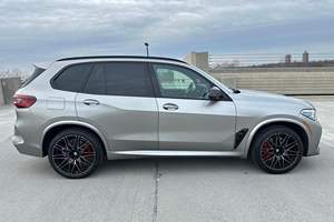 BMW X5 M Competition 2021 USADO EN EXCELENTES CONDICIONES, Motor de Aspiración Natural de 250-300 CV, Tracción en las Cuatro Ruedas, Color Gris Metálico Donington, Interior en Cuero Oscuro, Llantas R21 - Product Image 3