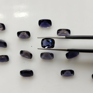 Iolita Púrpura Natural de 8x6 mm, Corte Cojín, Piedra Preciosa Suelta de la Mejor Calidad con Efectos Pleocróicos para la Fabricación de Joyas, Gemas de Montaña Roja - Product Image 1