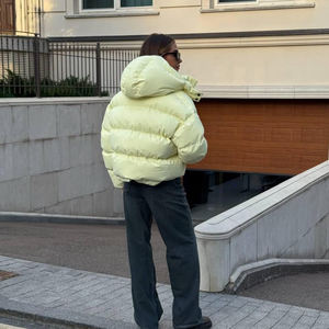 Chaqueta acolchada térmica para mujer, diseñada para la comodidad invernal, relleno aislante, caparazón duradero, resistente al frío, lista para exportación. - Product Image 5