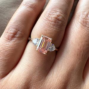 แหวนหมั้นเพชรทรงสามเหลี่ยมสีชมพูขนาด 2.50 กะรัต ผลิตในห้องปฏิบัติการ ประดับเพชรสามเม็ด แหวนแต่งงานทรงหัวใจทอง 14k แฟชั่น - Product Image 1