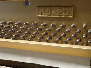 เปียโนตั้งพื้น Kawai KU2D 88 คีย์ คีย์แบบถ่วงน้ำหนัก สไตล์คลาสสิก เปียโนอะคูสติกสำหรับการเล่น ติดตั้งบนพื้น ไม้แท้ แผ่นสะท้อนเสียงไม้เนื้อแข็ง - Product Image 4