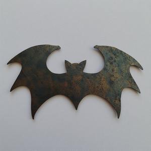 Elegante adorno de cara de calabaza de hoja de hierro, superficie de pátina pulida a mano, creando un festivo rústico de Halloween brillante - Product Image 1