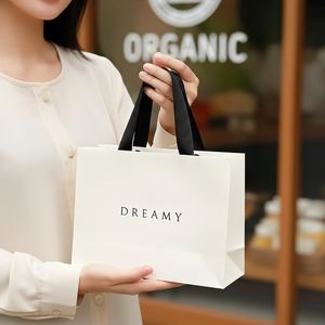 Emballage cadeau personnalisable en papier couché gaufré et laminé, recyclable, avec poignée, pour bijoux, vêtements et chaussures de luxe – Fabriqué au Vietnam - Product Image 4