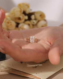 Bague de fiançailles et de mariage solitaire en or jaune 14K, 2,00 carats, taille radiant, sertie clos, vintage, VS1, ornementée de pierres cultivées en laboratoire, idéale pour les fêtes et les anniversaires - Product Image 3