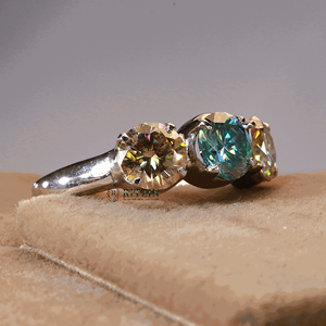 Anillo de compromiso de estilo de 3 piedras con punta de garra de diamante de corte redondo azul para mujer - Product Image 1