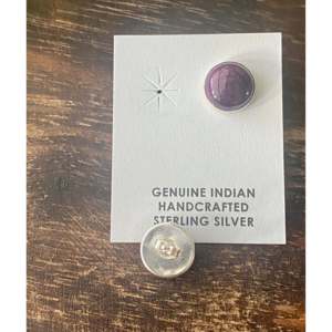 Pendientes de botón de plata de ley y ostra espinosa morada hechos por Navajo con engaste de amatista incrustado - Product Image 5