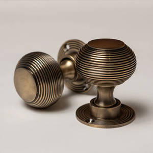 Boutons de porte ruche en laiton antique. Quincaillerie côtelée victorienne classique. Boutons authentiques du fabricant indien au prix de gros - Product Image 1