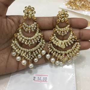 Boucles d'oreilles traditionnelles dorées avec pierres multicolores |   Bijoux de mariée personnalisés ornés de perles et de travail complexe en Kundan - Product Image 1