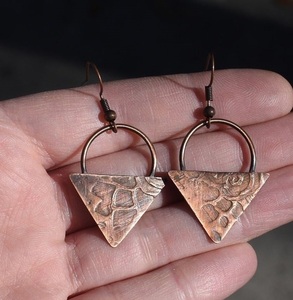 Boucles d'oreilles en cuivre de style indien traditionnel pour un usage quotidien avec des motifs artisanaux et un look vintage oxydé de qualité supérieure - Product Image 3