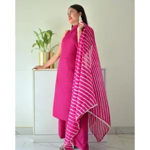 Ensemble de costume en crêpe magenta à col montant pour femmes - Product Image 5