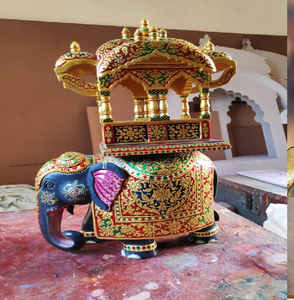 Elefante real pintado a mano con un howdah dorado. Decoración étnica vibrante para la excelencia. Disponible a precios de mayoreo. - Product Image 1