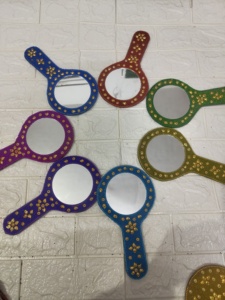 Espejo de bolsillo decorativo multicolor para boda Haldi Mehndi Sangeet regalos de devolución Diwali Raksha Bandhan Puja favores para damas - Product Image 3