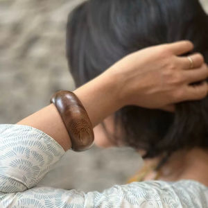 Bracelet en bois fait main pour femmes, bracelet artisanal tendance - Product Image 1