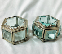 Faveurs de mariage décoratives de luxe Mini boîte à bagues en verre de cristal couvercle de perles de concepteur en métal argenté moderne personnalisable