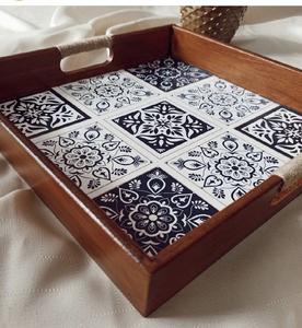 Plateau de service en bois émaillé floral noir et blanc exquis poignées décoratives en bois durable pour un décor à la maison élégant - Product Image 2