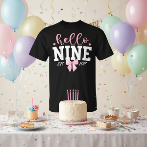 T-shirt di compleanno personalizzata Hello Nine Est 2017 per la bambina di 9 anni - T-shirt promozionale personalizzata - Product Image 3