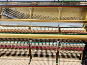 Piano Vertical KAWAI US7X Hecho en Japón, Color Negro, Sonido Potente, Sustain Prolongado, Mecanismo de Martillo Importado de Alta Resistencia - Product Image 6
