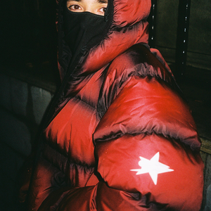 Manteau d'hiver rouge surdimensionné en toile matelassée, design personnalisé, fermeture éclair, col montant, style bulle, teinture par pulvérisation, effet vieilli - Product Image 5