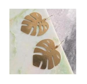 Pendientes de metal dorado hechos a mano con tallas antiguas y ropa ligera y cómoda para un aspecto inspirado en el vintage diario - Product Image 5