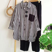 Ensemble 2 pièces élégant pour femme : chemise tricotée à manches courtes boutonnée et short moulant brodé – Collection été décontractée
