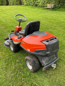 เครื่องตัดหญ้า Husqvarna R215TX แบบนั่งขับ สภาพดีมาก พื้นที่วางของขนาด 103 ซม. - Product Image 3