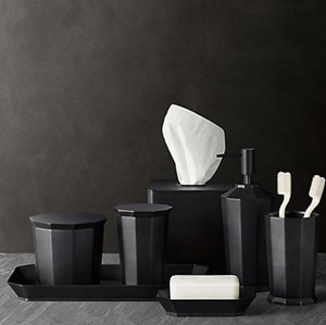 Juego de baño de bronce rústico con detalles texturizados en relieve, una colección elegante con un borde decorativo, disponible al por mayor - Product Image 6