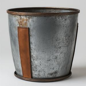 Maceta única de cuero galvanizado con superficie martillada Detalles artesanales hechos a mano para una vegetación interior elegante - Product Image 2
