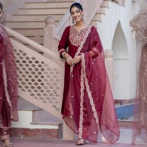 Colección de Kurti de viscosa y rayón de diseñador para mujer al por mayor, con pantalón y dupatta, ideal para fiestas. - Product Image 2