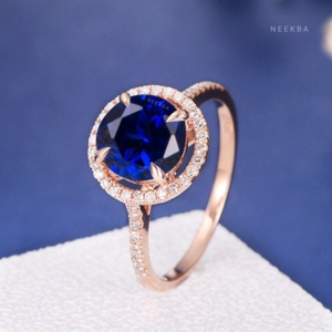 Anillo de Halo de zafiro azul cultivado en laboratorio de corte redondo de 8 mm de oro rosa macizo de 14 quilates con acento de moissanita, joyería hecha a mano de La India - Product Image 3