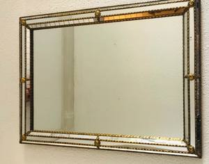 Un hermoso espejo veneciano de pared con decoración de latón y espejo de cristal de mosaico de tres capas. - Product Image 3