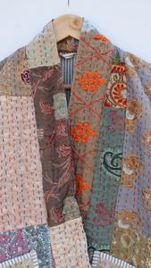 Veste d'hiver de style japonais fait à la main Robe Kantha brodée de fleurs avec motif de lettres imprimées en blocs Veste Kantha - Product Image 5