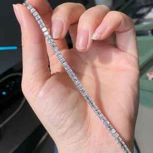 กำไลข้อมือเพชรโมอิสซาไนต์ทรงเหลี่ยมสีเขียวมรกตแบบไม่มีสี  ทำจากเงินแท้ 925 ประดับเพชรเต็มวง  ผลิตโดยผู้ผลิตเครื่องประดับหรูหรา ราคาถูก - Product Image 3