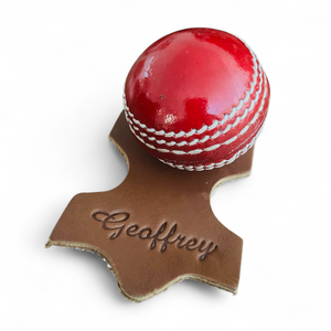 MINI CRICKET BALL Personalizable Vintage Retro Leather Cricket Ball Decor para entusiastas del cricket de la vieja escuela - Product Image 1