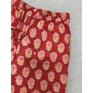 กางเกงขาสั้นผ้าฝ้ายพิมพ์ลายบล็อก 100% - ไซส์เล็ก เอวกลาง ระบายอากาศได้ดี พร้อมลวดลายตกแต่ง - Product Image 1