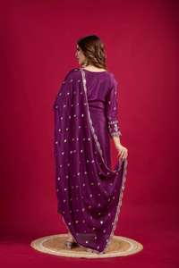 Soie Chinnon lourde pure avec travail de séquence de codage de broderie lourde avec un vrai miroir Khatli travail haut bas avec Dupatta - Product Image 3