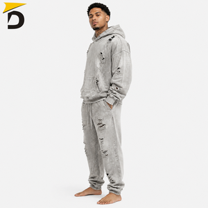 Chándal moderno para hombre con detalles desgastados, construcción cómoda y una silueta relajada para un estilo urbano. - Product Image 3