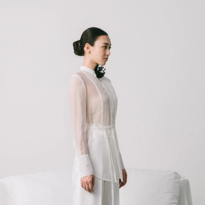 เสื้อเบลาส์แขนยาวสีเทาสำหรับผู้หญิง, แฟชั่นสุดหรูเสื้อเบลาส์แขนยาว73% 27% คิวโปรผ้าโพลีเอสเตอร์ลำลองสำหรับผู้หญิงสีขาว - Product Image 4