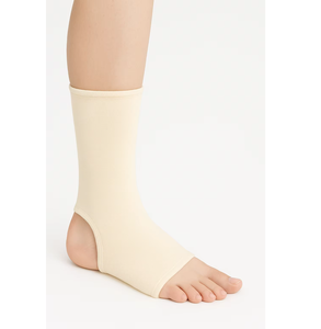 Attelle de poignet universelle conçue avec des sangles réglables pour un soutien confortable au travail ou aux tâches ménagères - Product Image 4