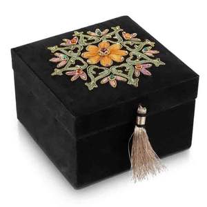 Boîte à bijoux décorative en velours avec broderie à la main en zari noir, tissu doré de qualité supérieure et broderie en zari, boîte à bijoux cadeau - Product Image 1