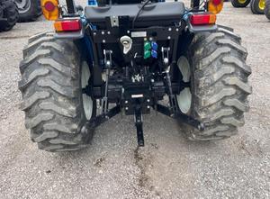 Tracteur haute performance LS MT235HE 35 CV 4x4 avec godet à attache rapide de 66 pouces, transmission hydraulique à 3 vitesses, prise de force 540, pneus R4, homologué EPA et CE, à vendre - Product Image 6