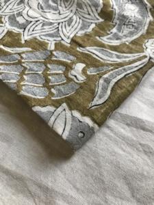 ผ้าฝ้ายพิมพ์ลายดอกไม้สีเทาอมเขียวมะกอกด้วยมือ - Product Image 4