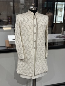 Ensemble de costumes Sherwani traditionnels de luxe pour hommes, brodés ivoire, pour mariages et fêtes, tenue ethnique, vente en gros - Product Image 2